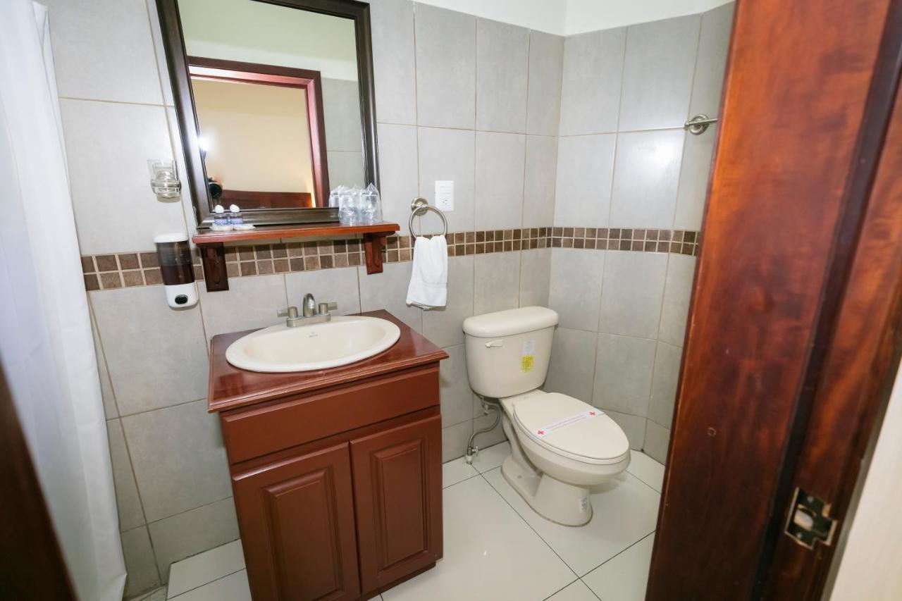 Hotel Mediterraneo Inn Santa Rosa de Lima Luaran gambar
